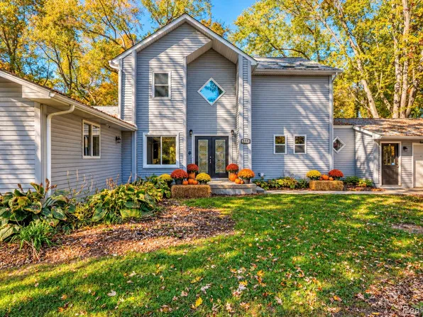 904 N Park St, Highland, MI 48356