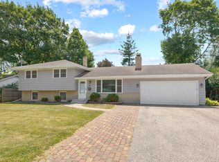 27 E James Way, Cary, IL 60013