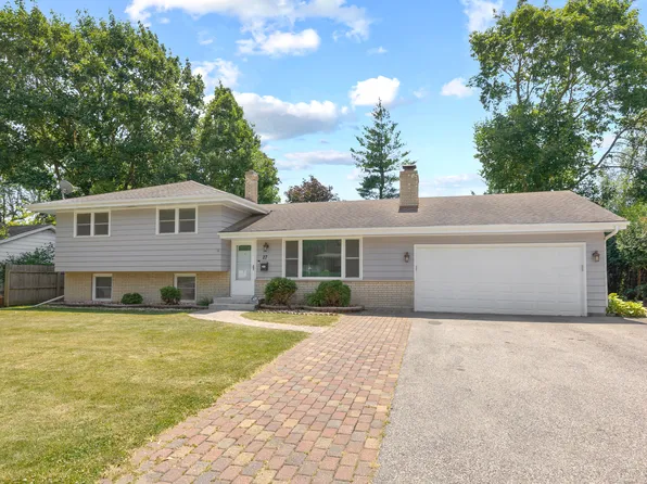 27 E James Way, Cary, IL 60013