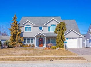 9 Book Ln, Levittown, NY 11756