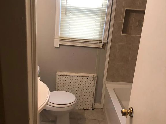 4th image of 121-123 Isabella Ave