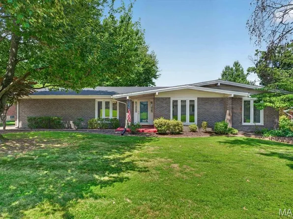 41 Club Grounds North Dr, Florissant, MO 63033