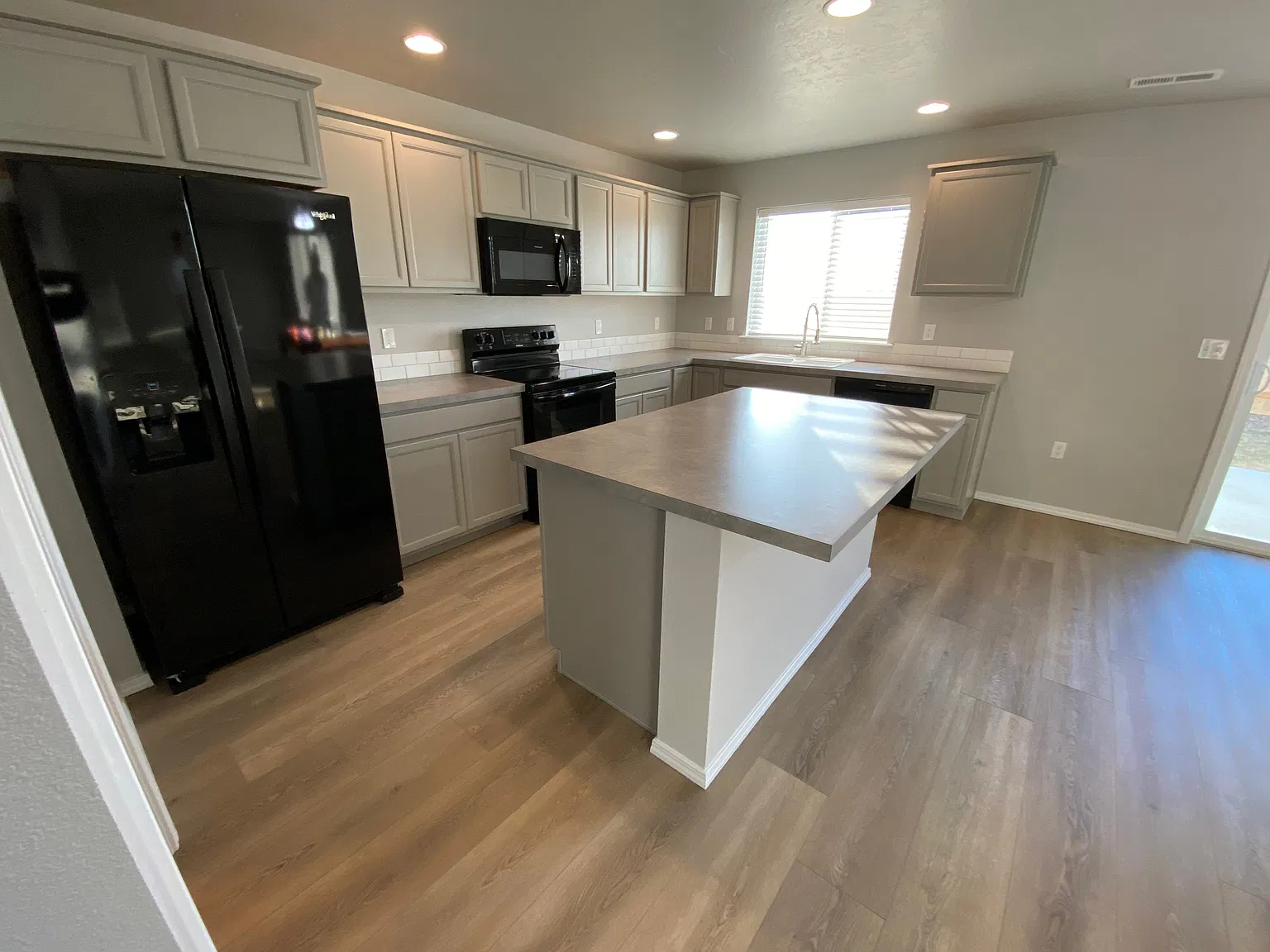 4 bed, 2.5 bath, 2544 sqft, $2,600 — Photo 2