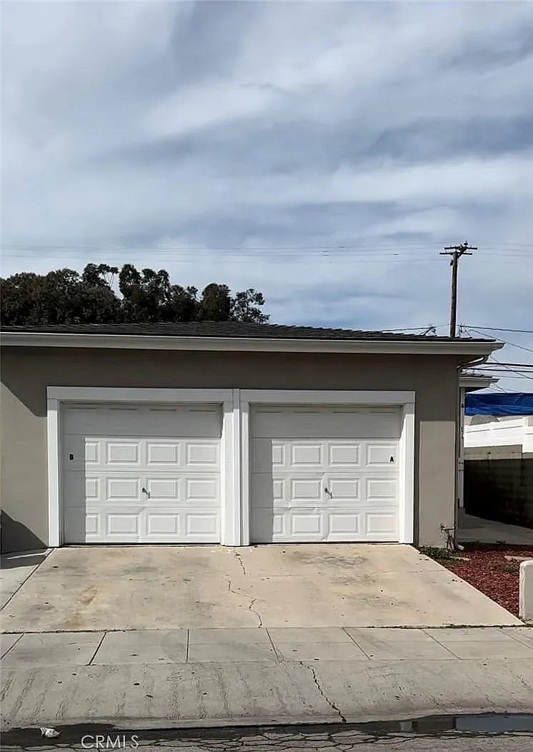 Unit B (left) garage and driveway - 6009 John Ave #B