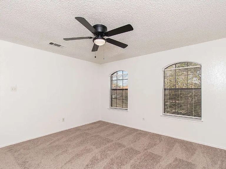 2104 Corona Dr — Photo 17