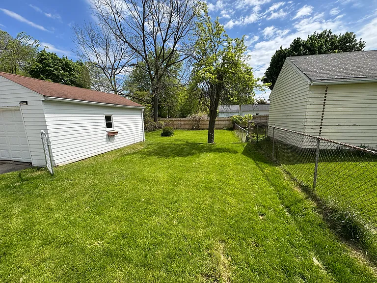 2121 Roberts Ln — Photo 2