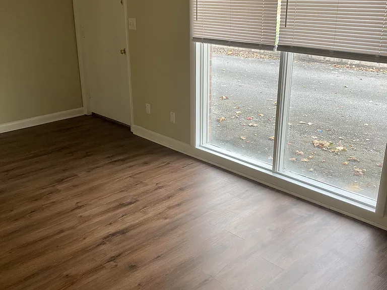904 S College St — Photo 2