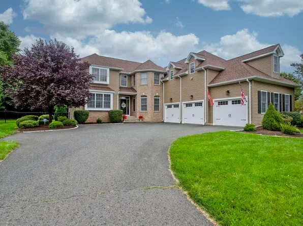 7 Harvest Moon Ln, Westfield, MA 01085