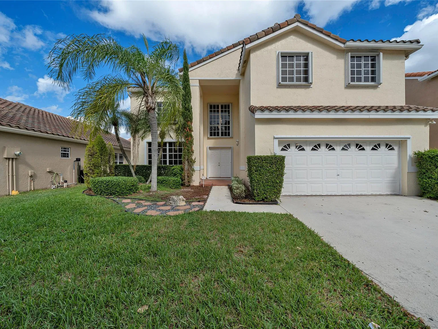 4 bed, 2.5 bath, 2730 sqft, $6,200 — Photo 1