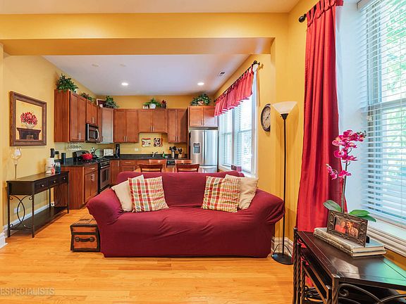 4th image of 922 N Oakley Blvd #1W