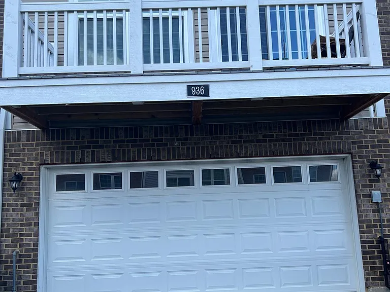 936 Jenkins Ct — Photo 2