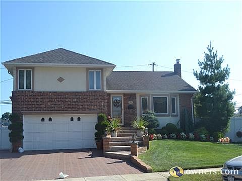 Beautifully landscaped large Split home