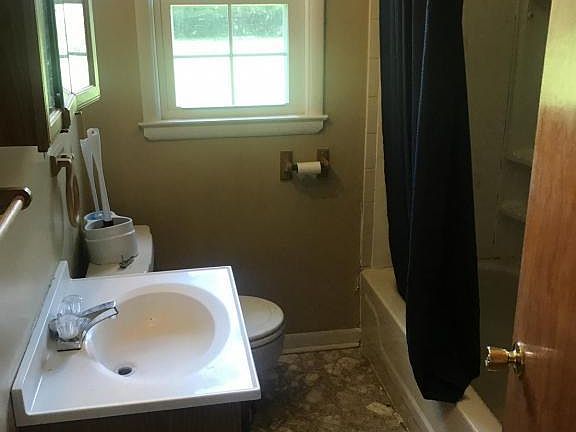 5th image of 394 Hill Ct N