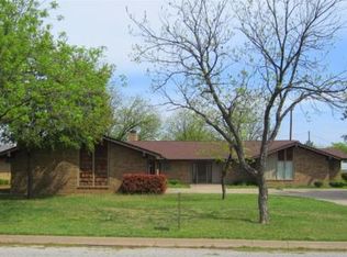 1010 W Edwards St, Olney, TX 76374