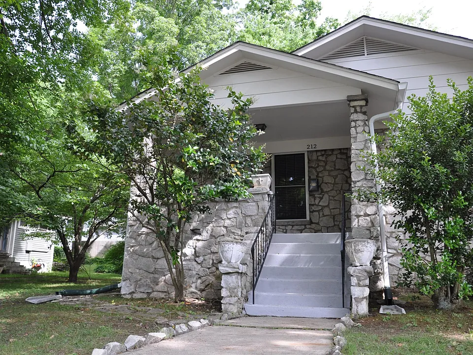 212 W Goddard Ave
