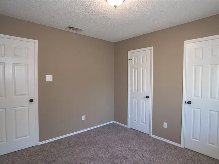 1512 Manitoba Ln — Photo 10