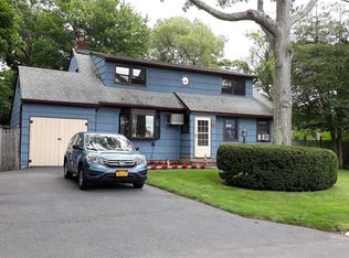 27 Eastwood Dr, North Babylon, NY 11703