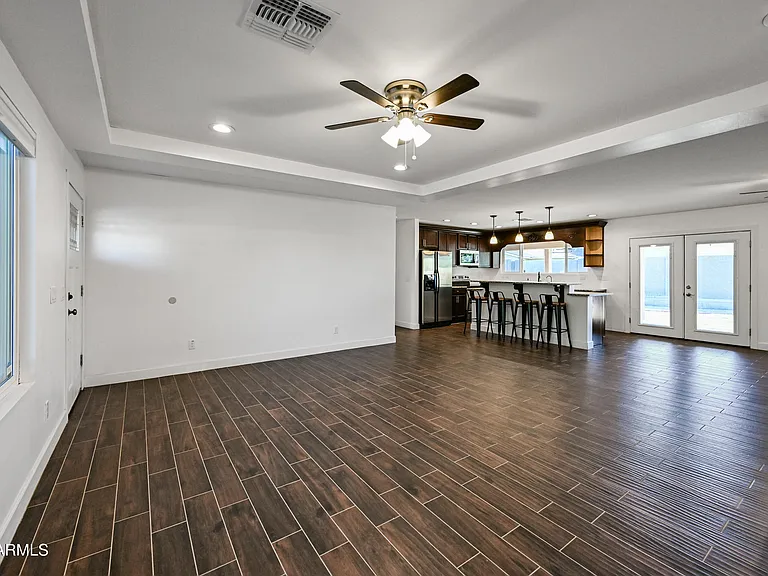 2914 E Michelle Dr — Photo 3