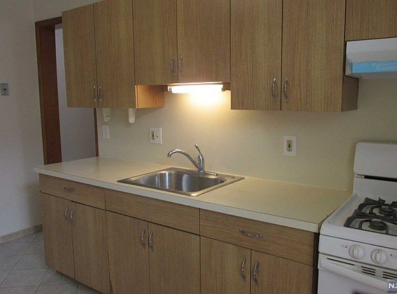 3rd image of 287 Lawton Ave #6