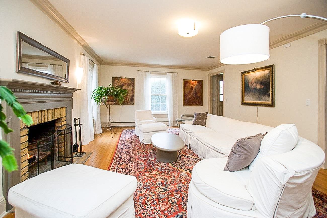  Large Living Room with WBF