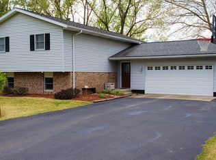 18755 Hilltop Rd, Petersburg, IL 62675