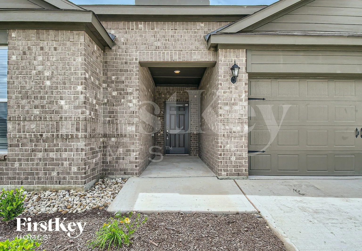 4 bed, 2.0 bath, 1996 sqft, $2,430 — Photo 4