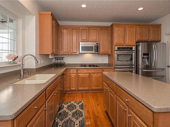 4th image of 3760 Castle Rock Dr