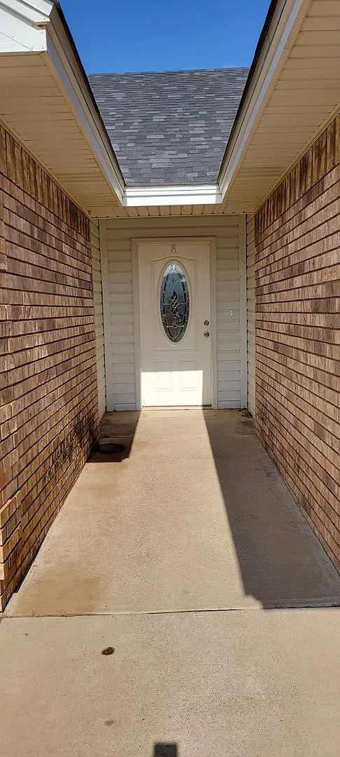 Large Home On Quiet Street — Photo 4