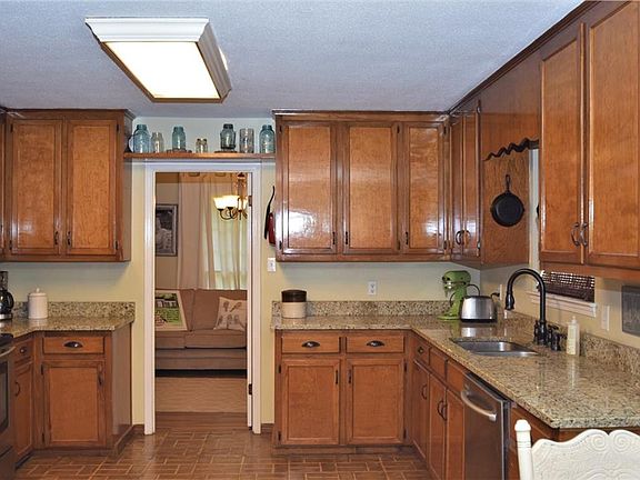3rd image of 612 Barcelona Dr