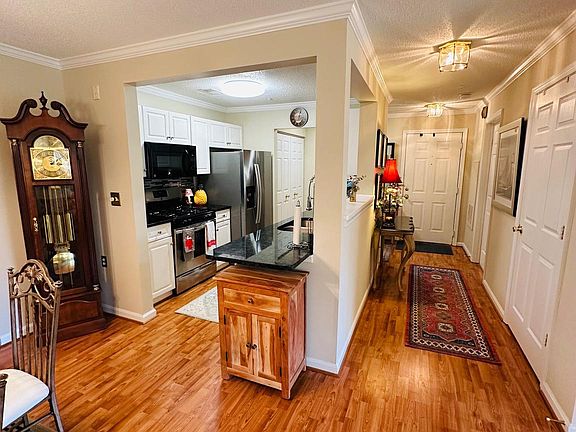5th image of 10010 Vanderbilt Cir APT 4-9