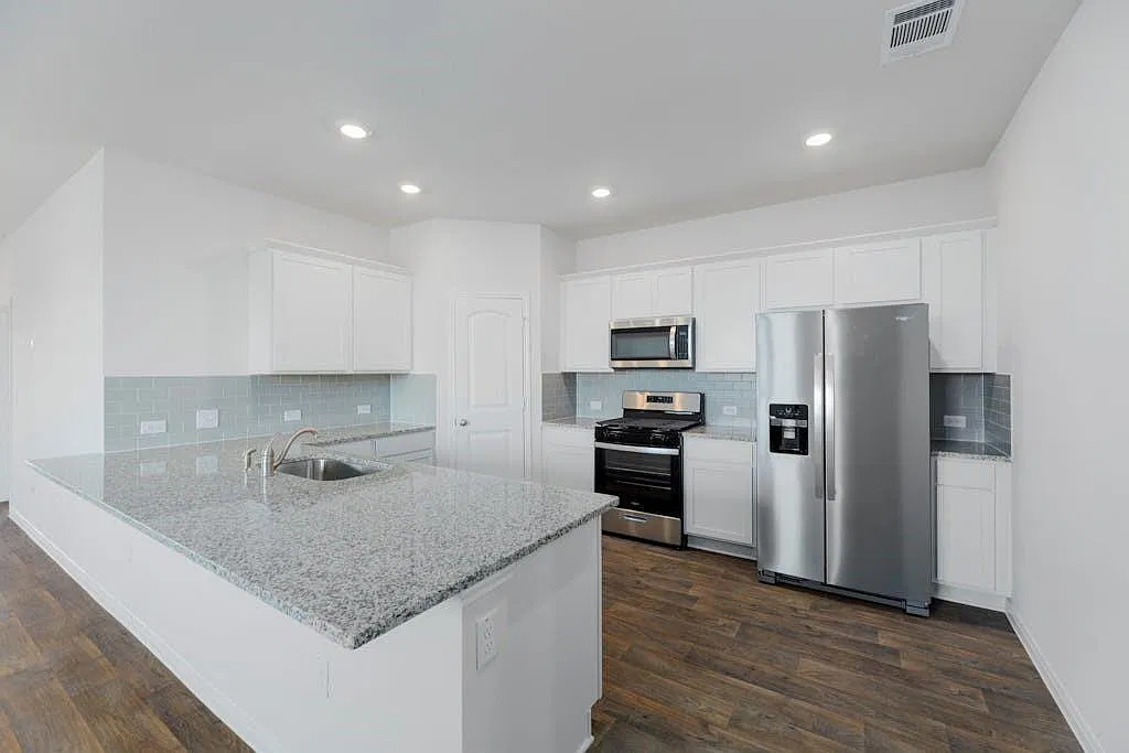 4 bed, 2.0 bath, 1922 sqft, $2,100 — Photo 2