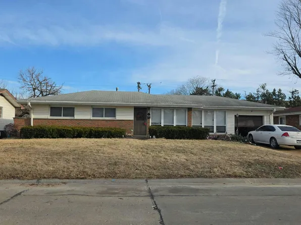 5 Flamingo Dr, Hazelwood, MO 63042