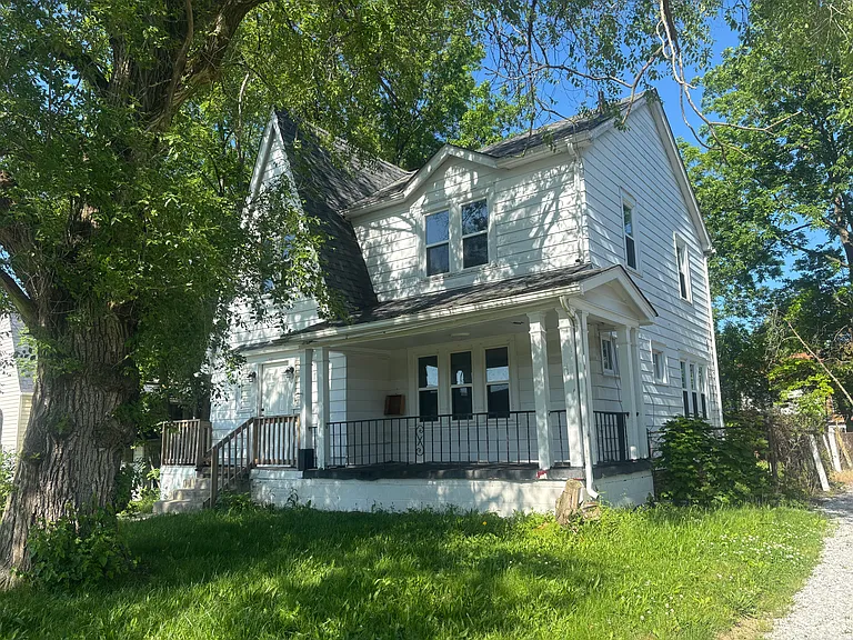 681 Moreley Ave — Photo 2