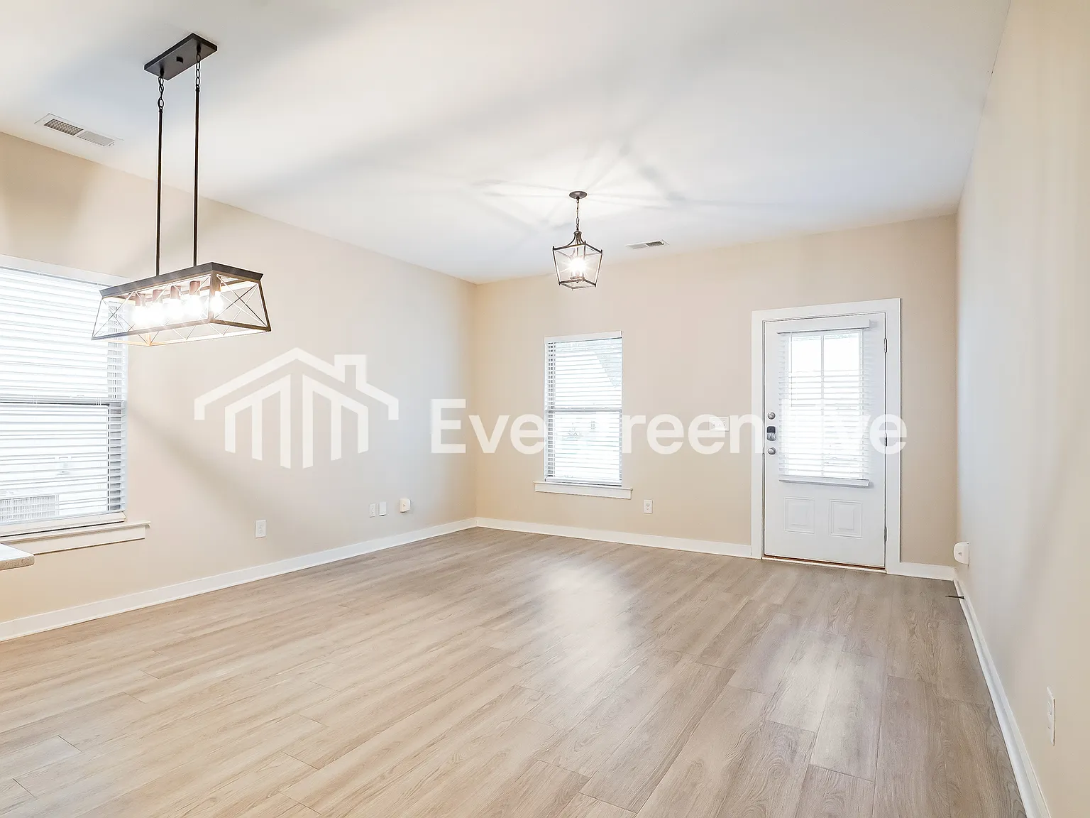 3 bed, 2.0 bath, 1331 sqft, $1,295 — Photo 2