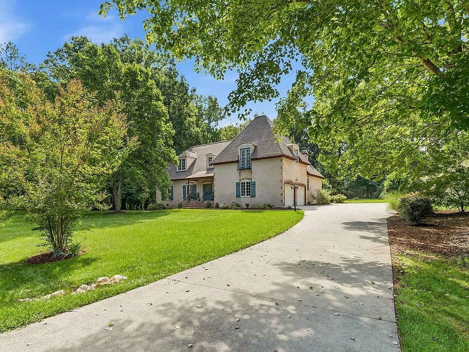 1005 Woodlot Ridge Rd