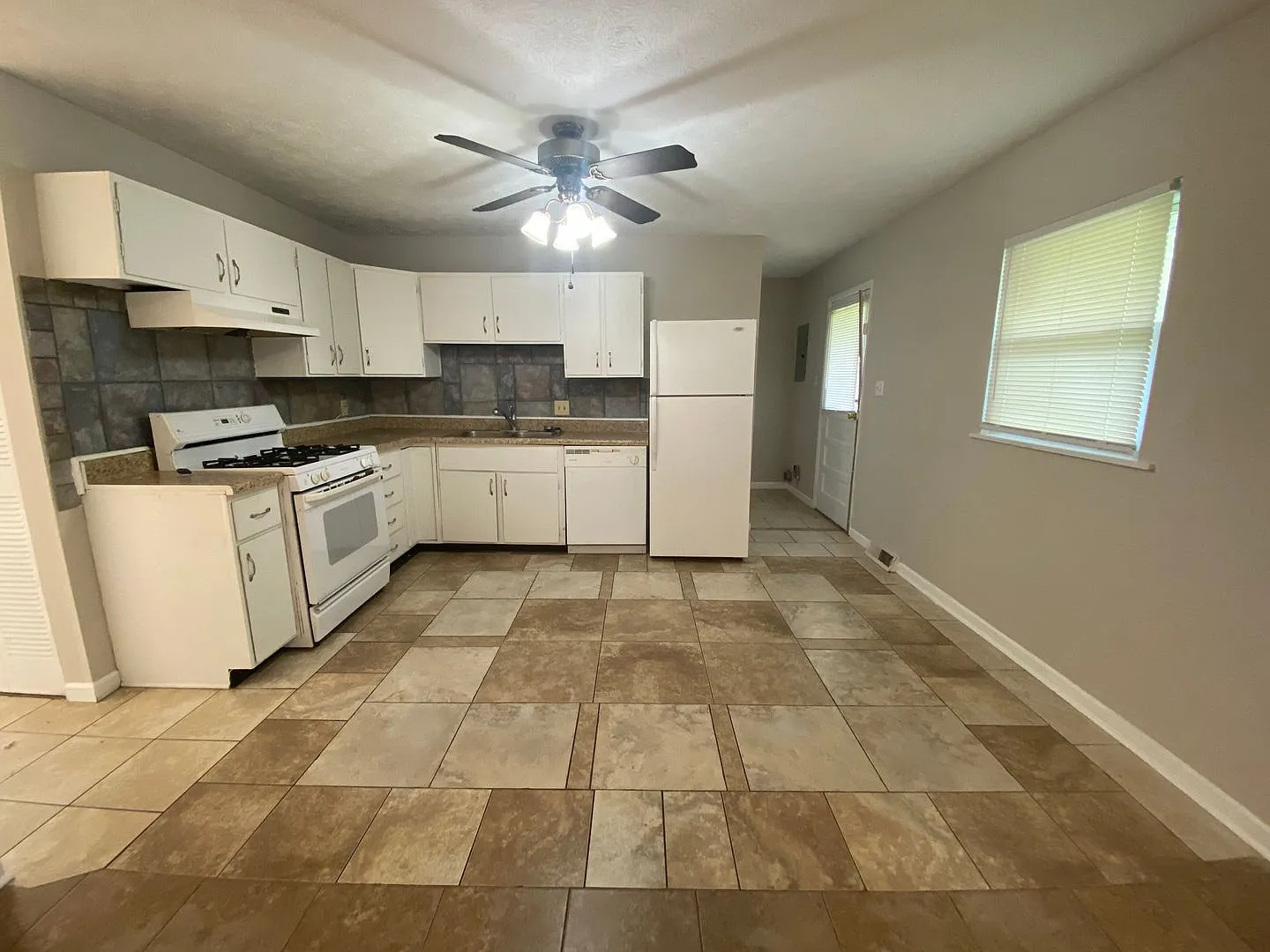 Now Showing: 2 Bedroom/1 Bathroom Located At 845 Middle Dr. In New Whiteland, In. — Photo 4