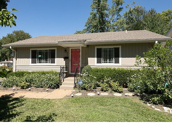 3rd image of 807 Queen Anne Pl