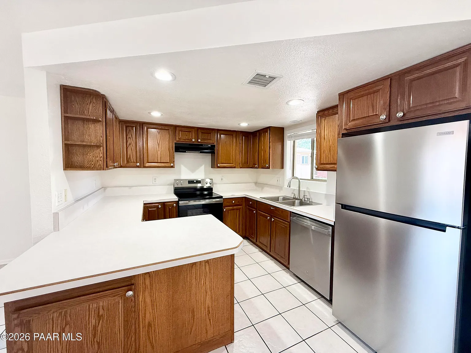 3 bed, 2.0 bath, 2500 sqft, $1,600 — Photo 4