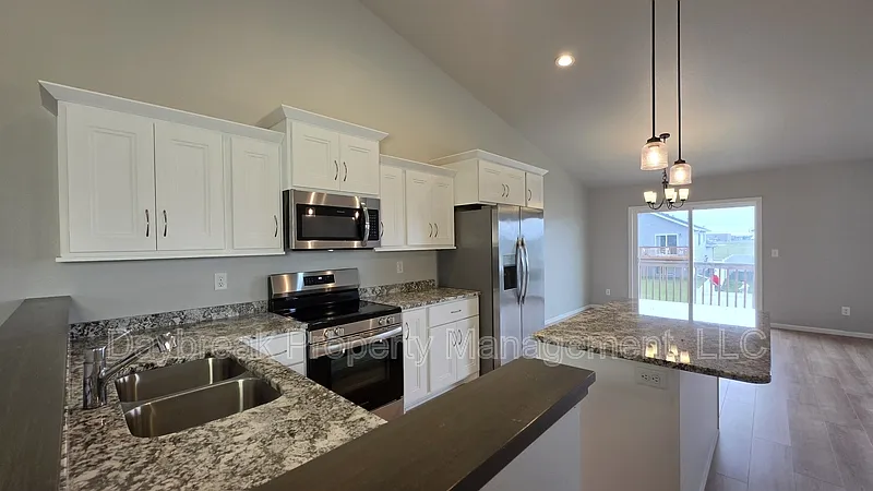 4 bed, 2.0 bath, $2,235 — Photo 4