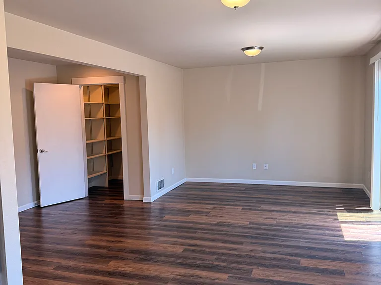 1030 E Fairhaven Ave #B — Photo 3
