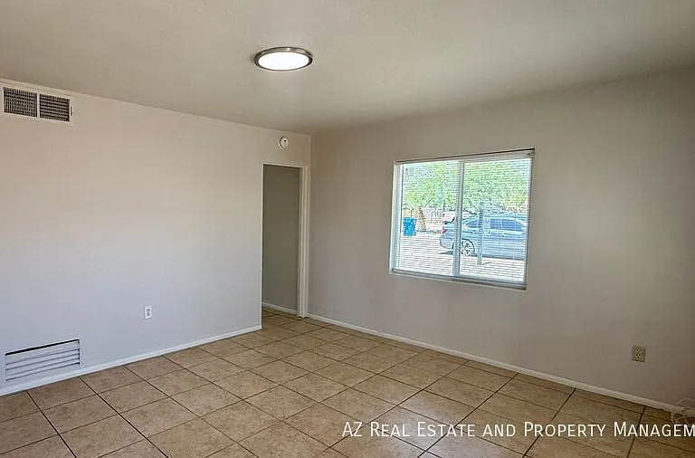 1405 W Clarendon Ave #1 — Photo 4