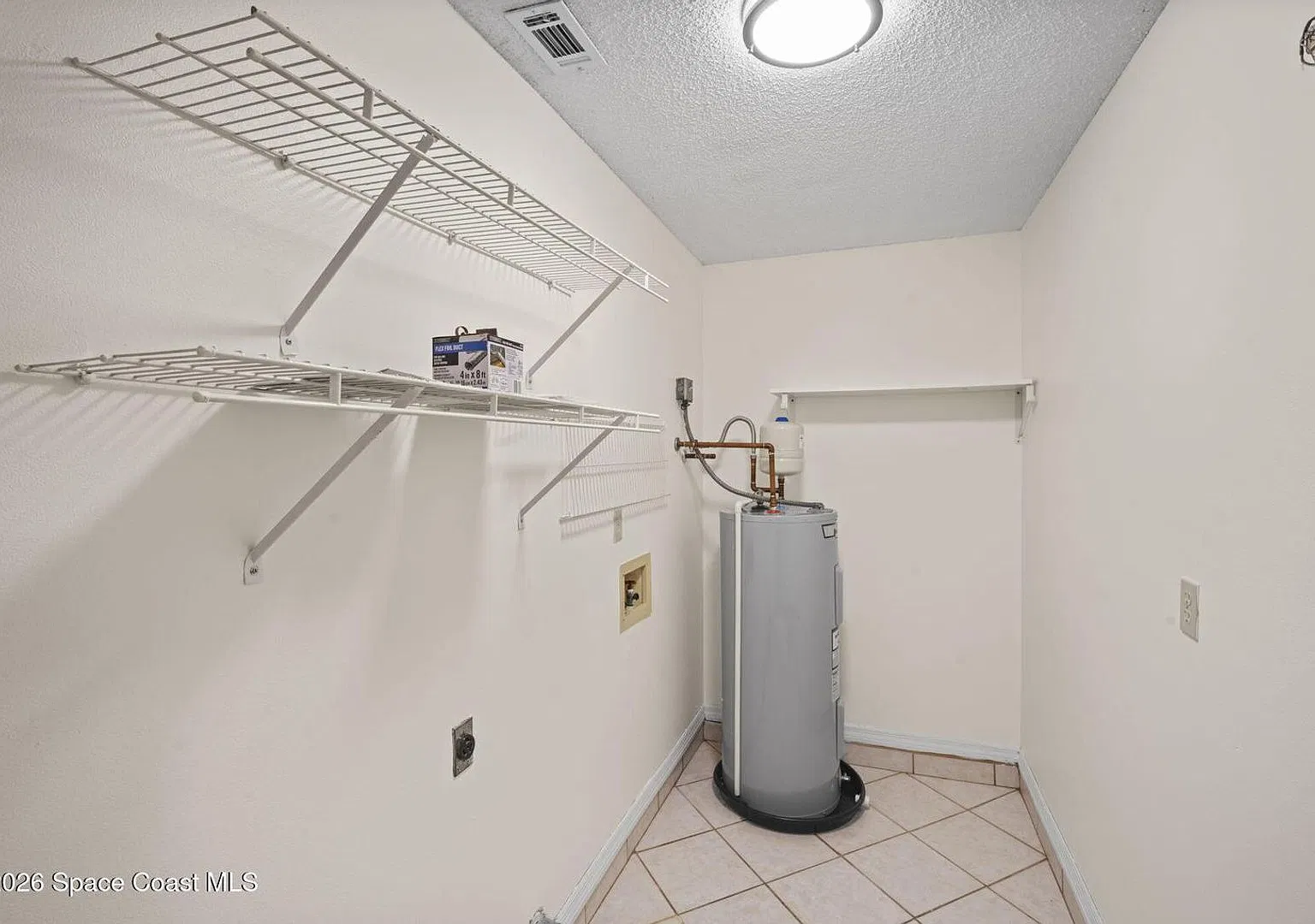 Welcome home to this beautifully updated 3-bedroom, 2-bath half-duplex featuring a one-car garage... — Photo 4
