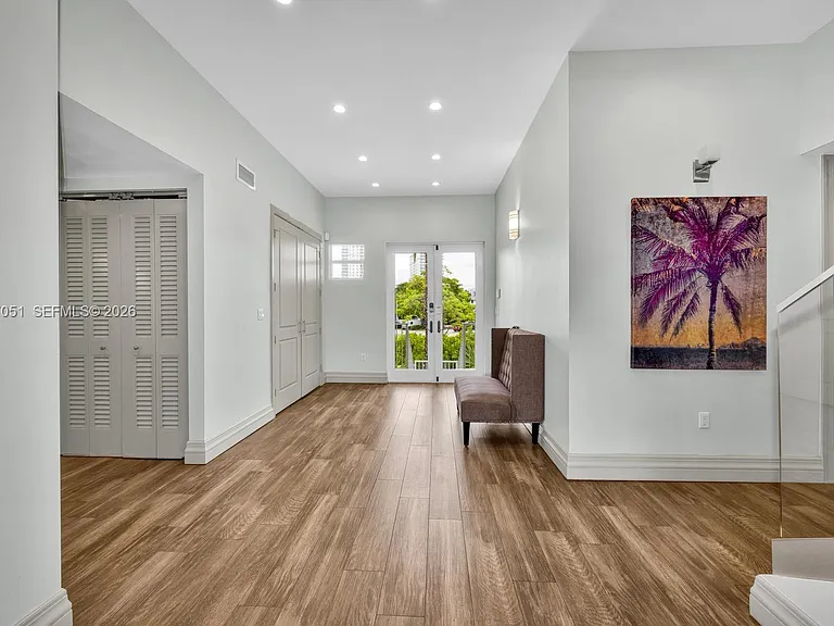 1076 NE Little River Dr — Photo 2