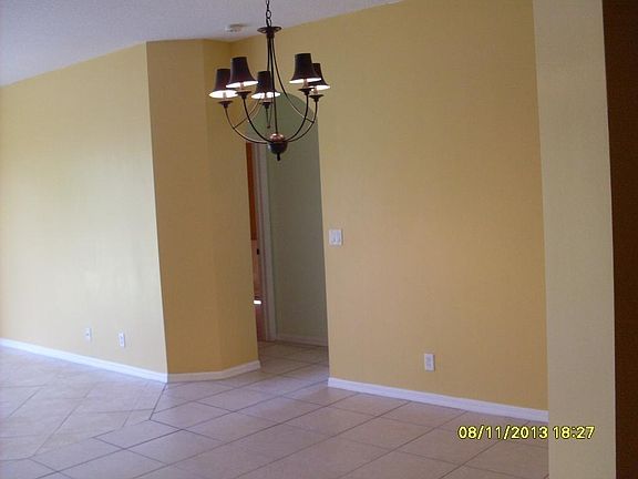 4th image of 421 SW Dauphin Ave