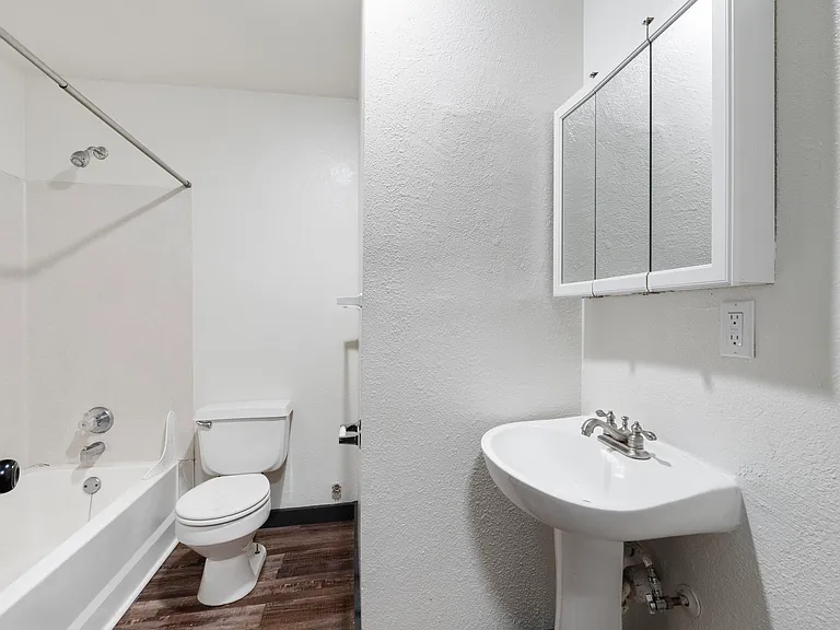 Lauriston Apartments — Photo 45