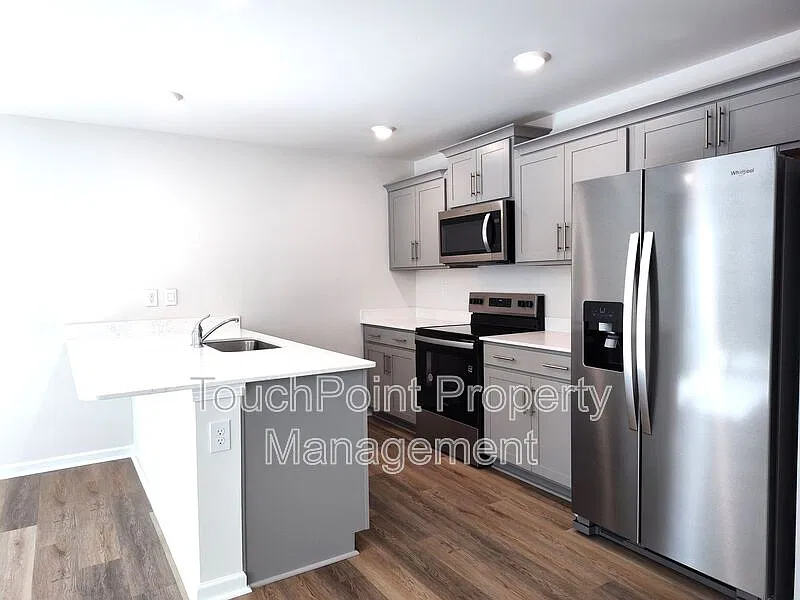 4 bed, 2.5 bath, 1554 sqft, $1,900 — Photo 3