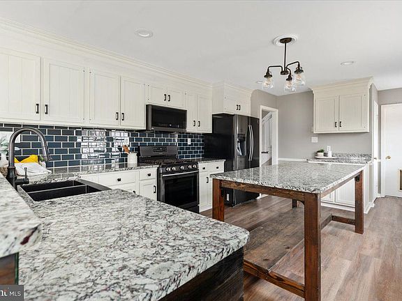 5th image of 130 Meade Dr