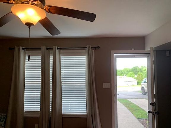 3rd image of 932 Kingsbury Dr APT B