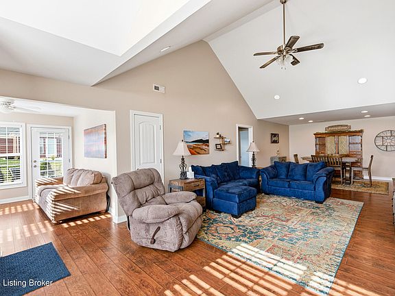 5th image of 182 W Woodlake Cir