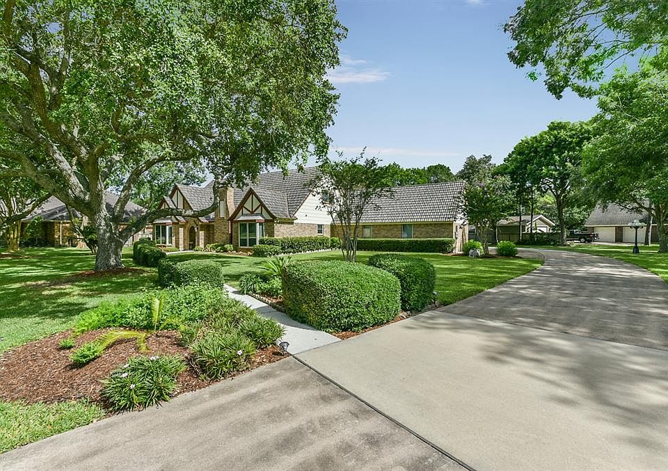 1st image of 300 Oak Dr